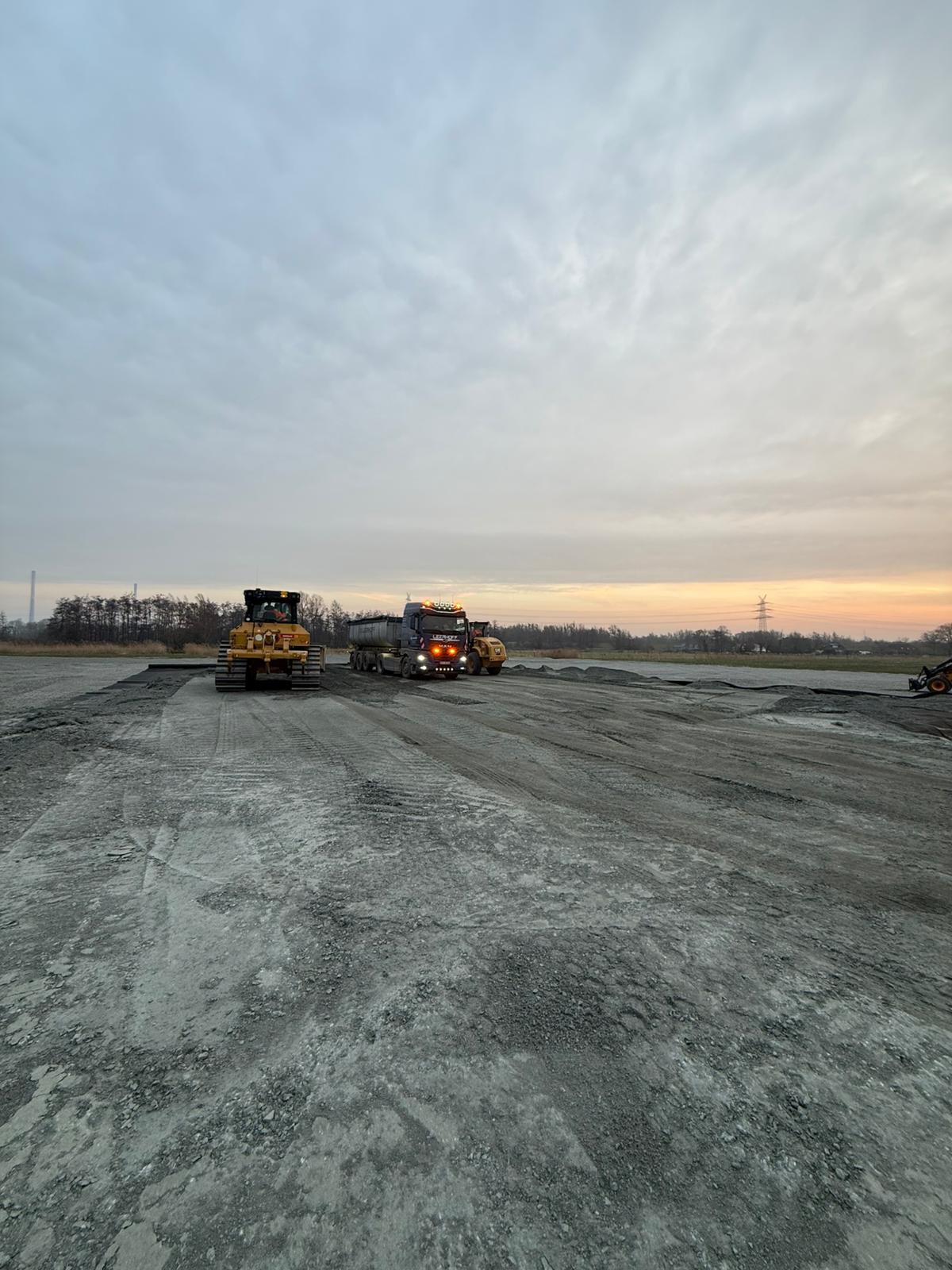Walzenzug auf Baustelle im Abendlicht